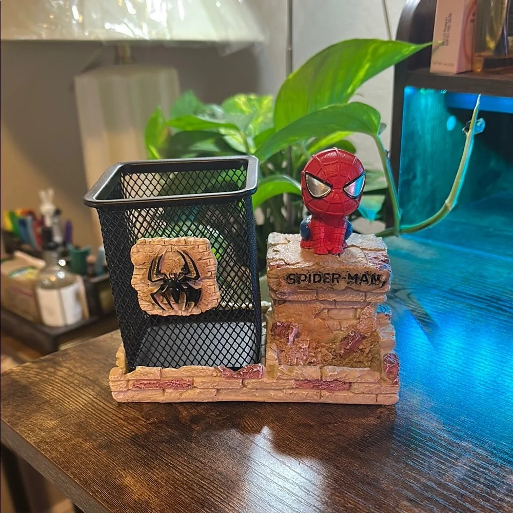 Spider-Man Pen Holder with Red and Black Design - Picture 2 of 7